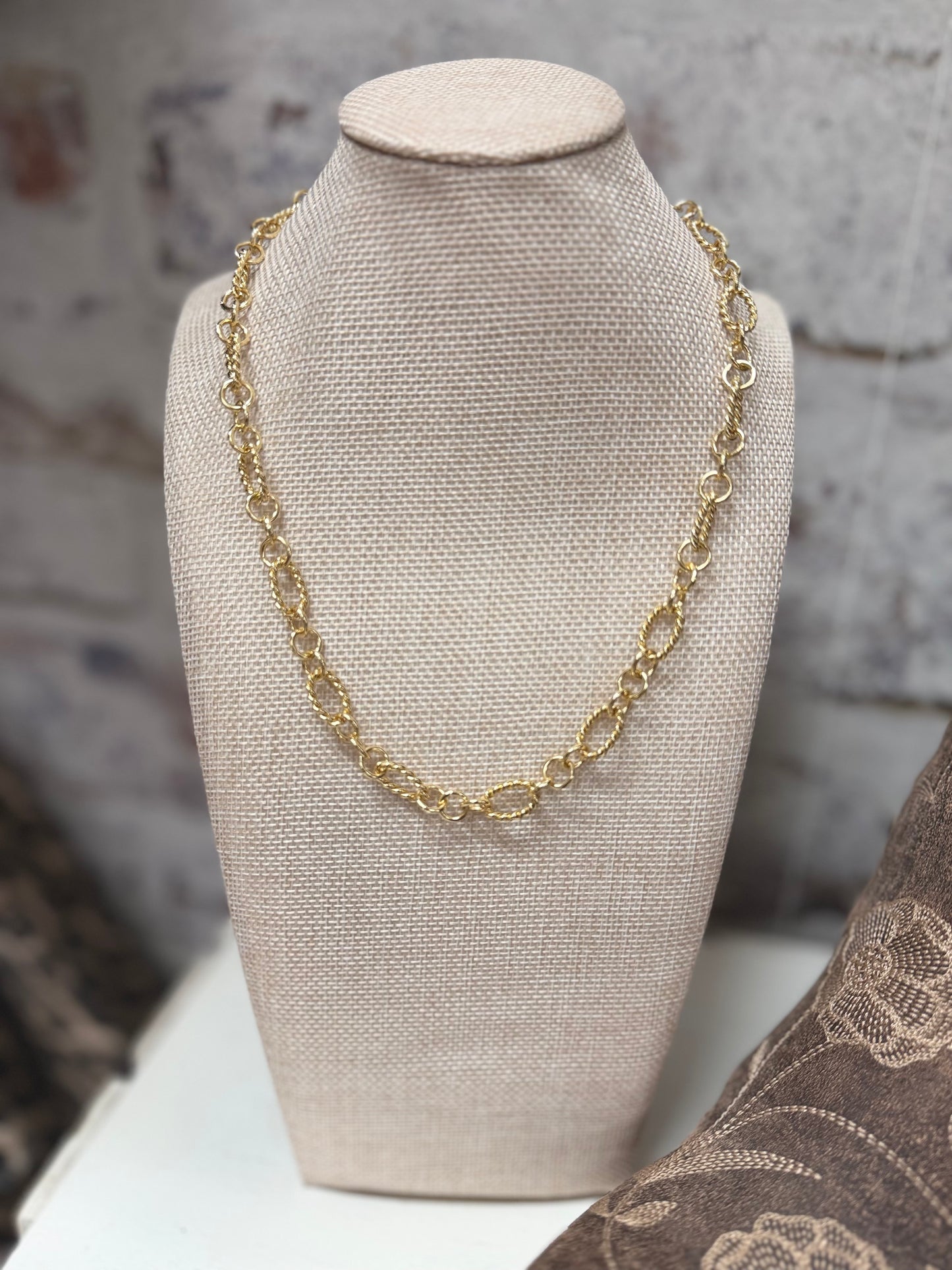 Twisted Oval Classic Chain Necklace